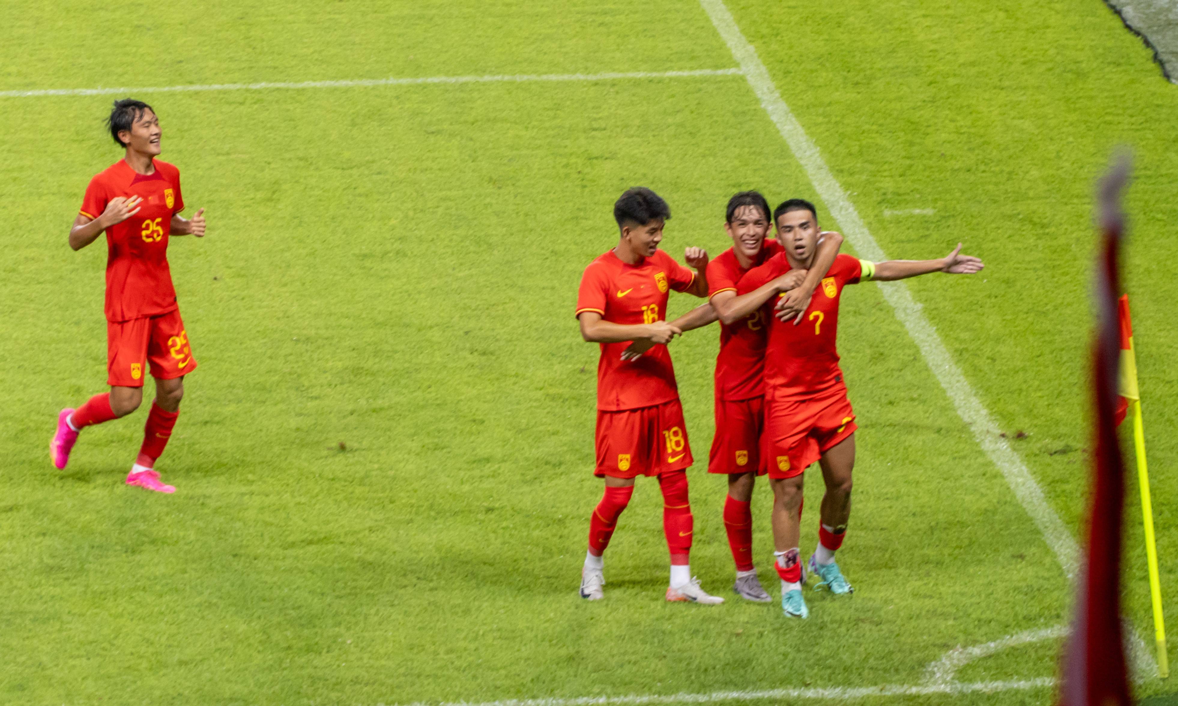 国际足球比赛中，中国队员奋力拼搏