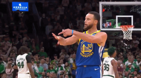 包含球场上的较量正酣，观众尽情欢呼的词条