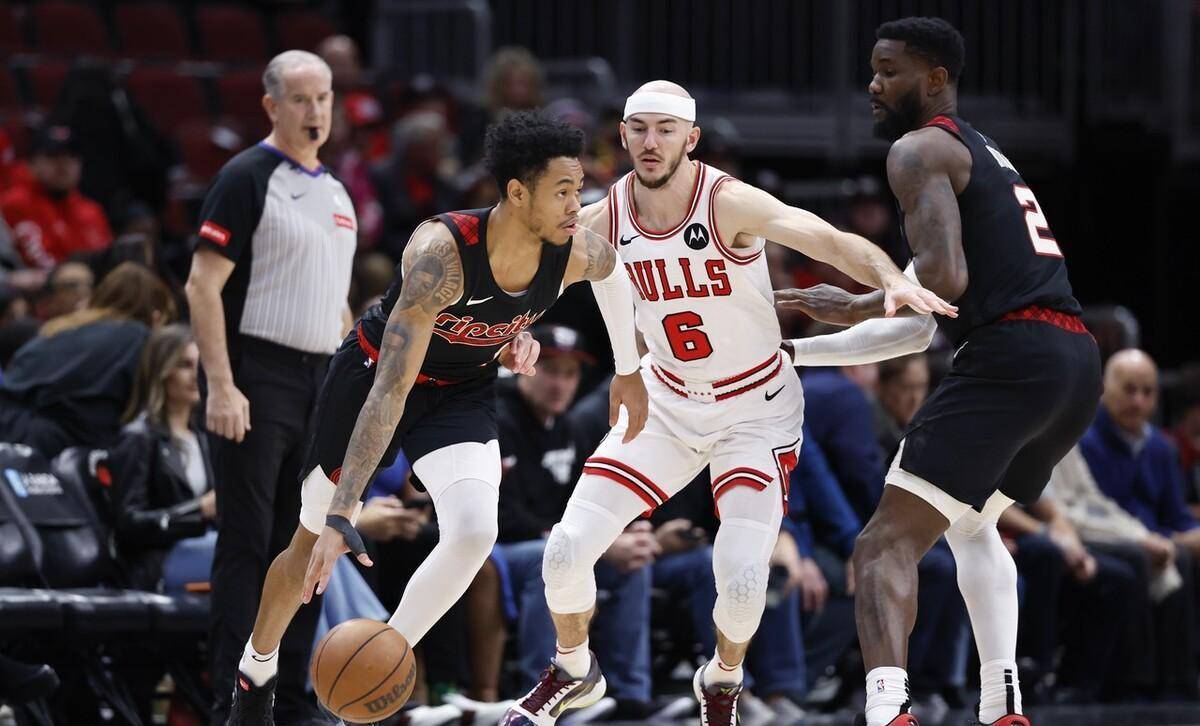 开拓者主场大胜黄蜂，西蒙斯纯熟远投的简单介绍