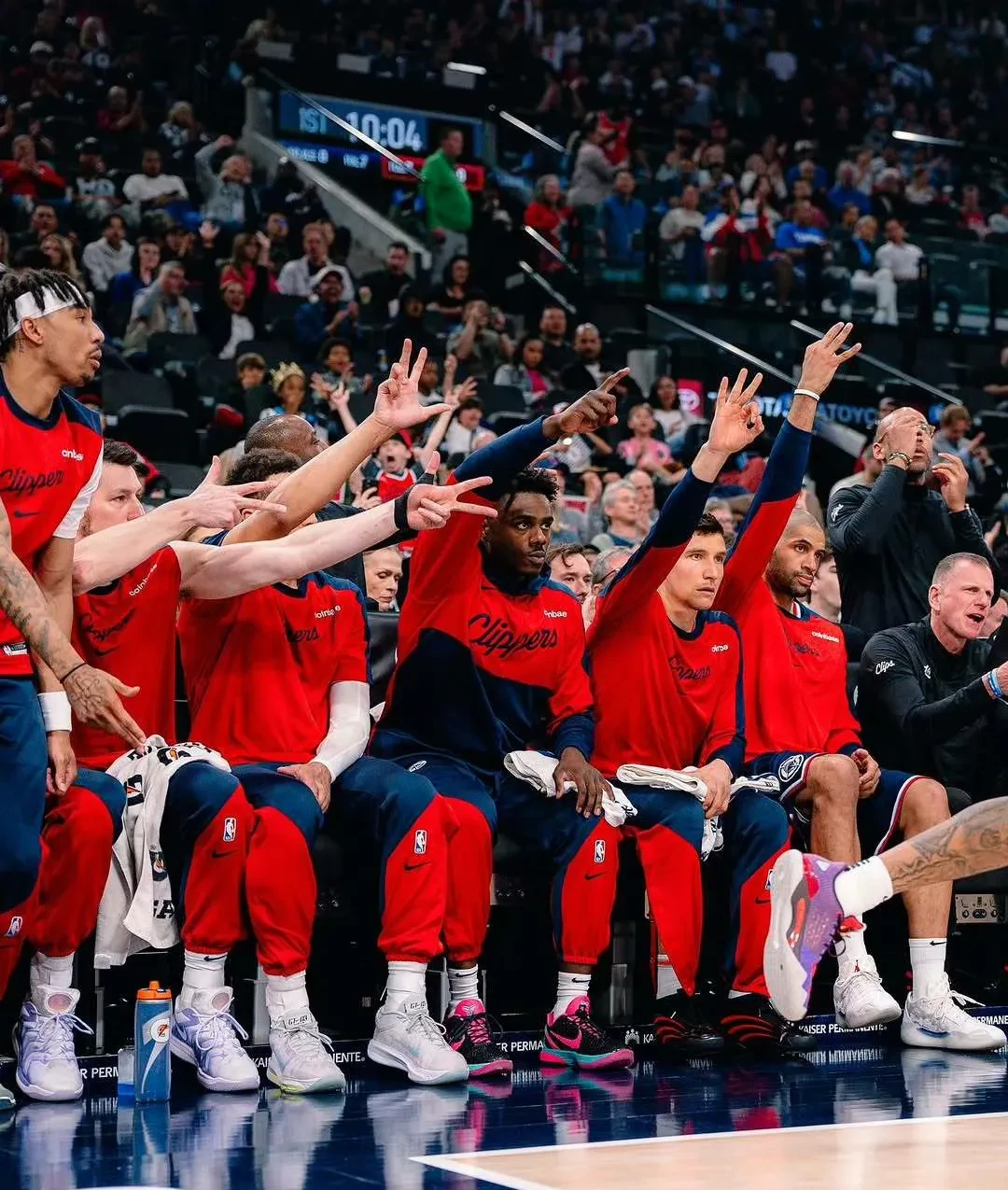 超级巨星与新秀球员在场上精彩对抗