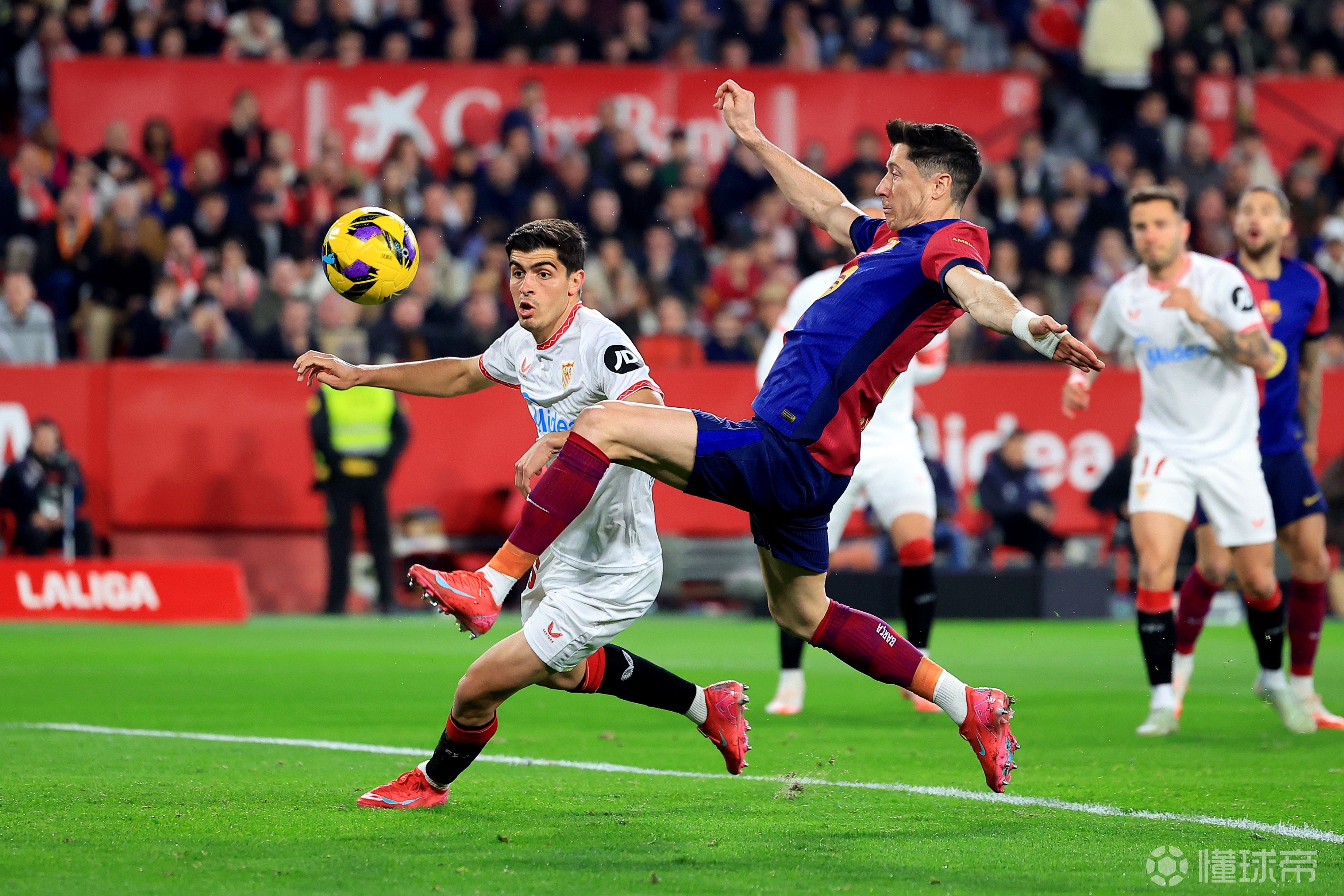 塞维利亚完胜西班牙人主场胜算美文国脚的简单介绍 塞维利亚完胜西班牙人主场胜算美文国脚的简单介绍