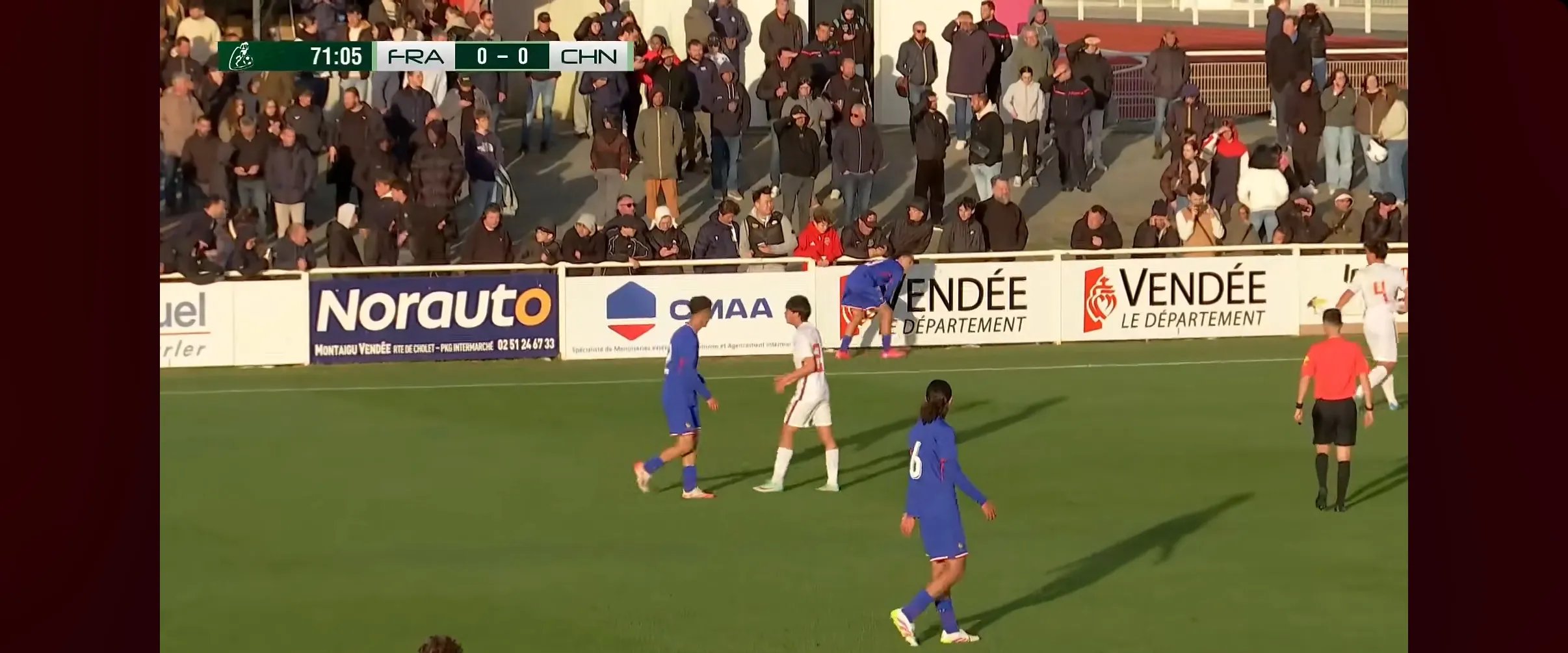 包含法国足球传奇重返场上，引起球迷热烈讨论的词条