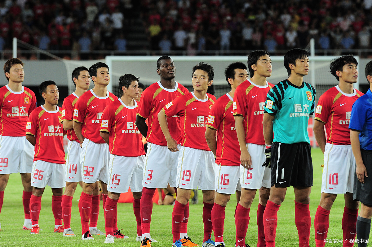 上海上港对决广州恒大,赛场情势激动人心 上海上港对决广州恒大,赛场情势激动人心