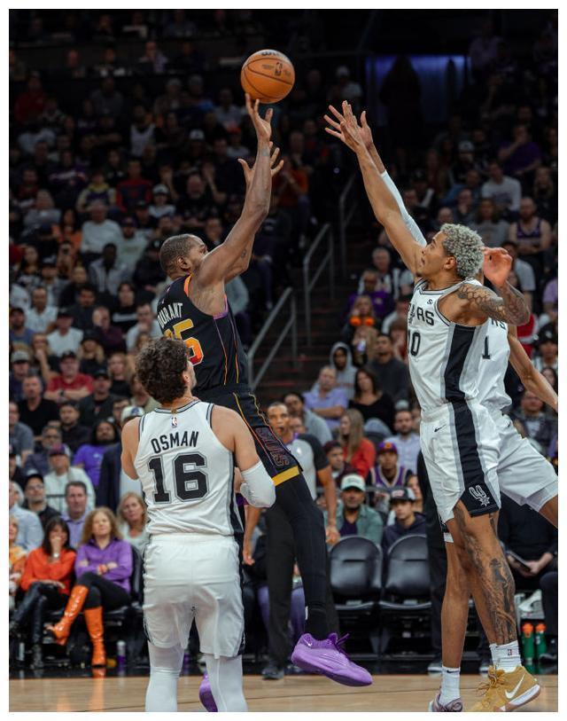 马刺关键时刻爆发,逆转对手 马刺关键时刻爆发,逆转对手