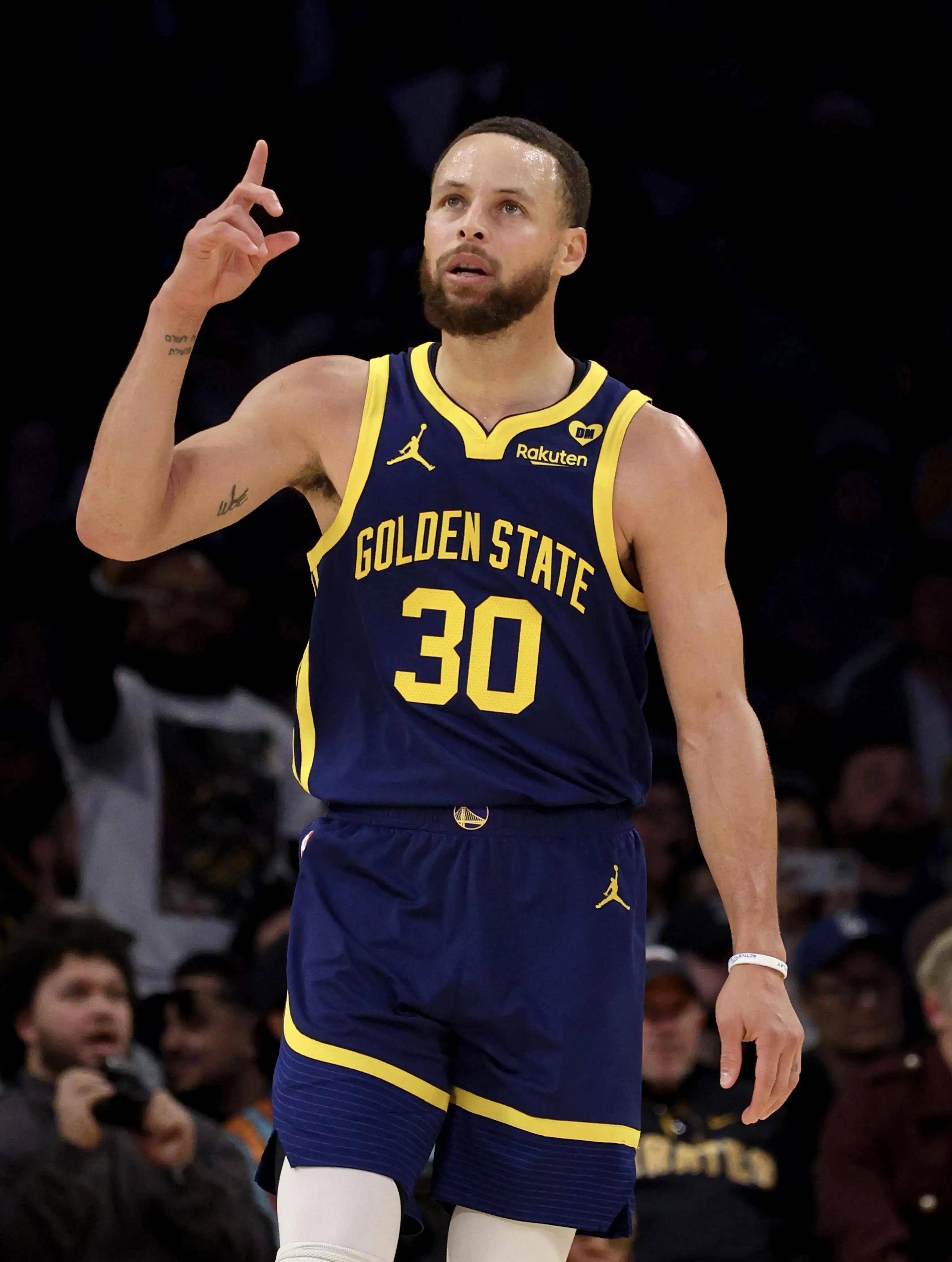 勇士逆转马刺，夺得胜利