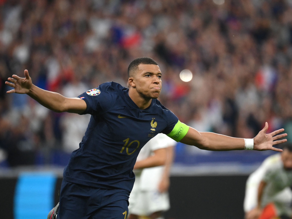 法国2-2乌克兰,欧洲杯预选赛,姆巴佩破门被吹,蓝衣军团两度落后。 法国2-2乌克兰,欧洲杯预选赛,姆巴佩破门被吹,蓝衣军团两度落后。