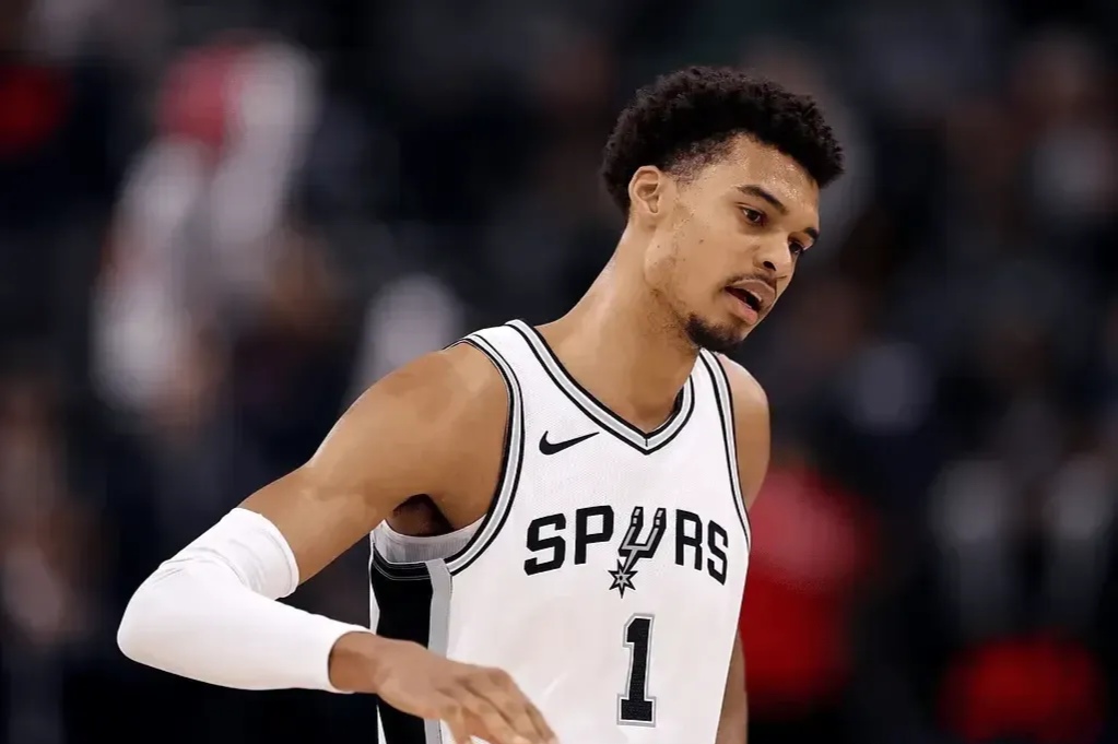 火箭大胜马刺,重返季后赛区 火箭大胜马刺,重返季后赛区