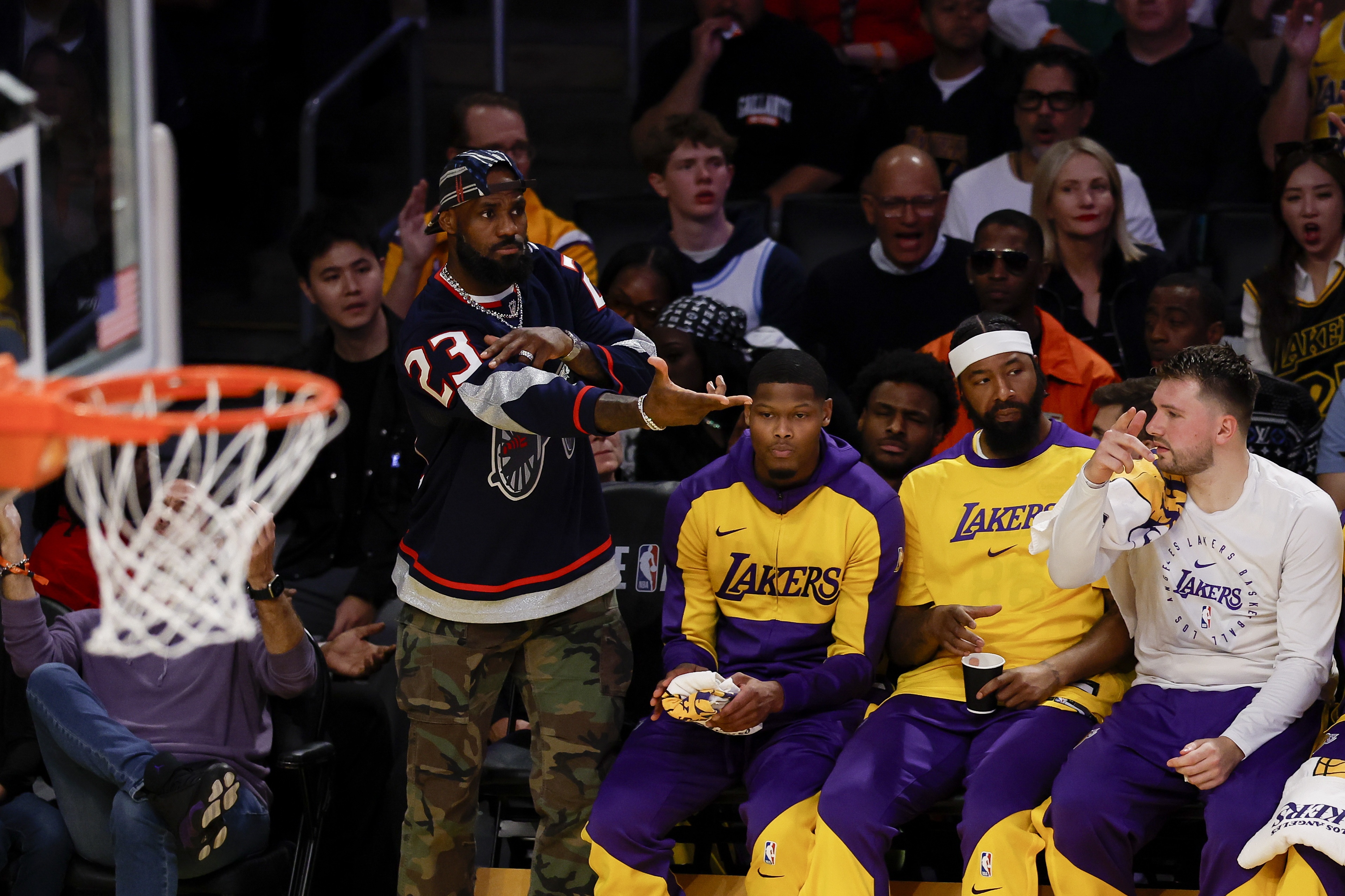 开拓者主场击败湖人，取得三连胜的简单介绍