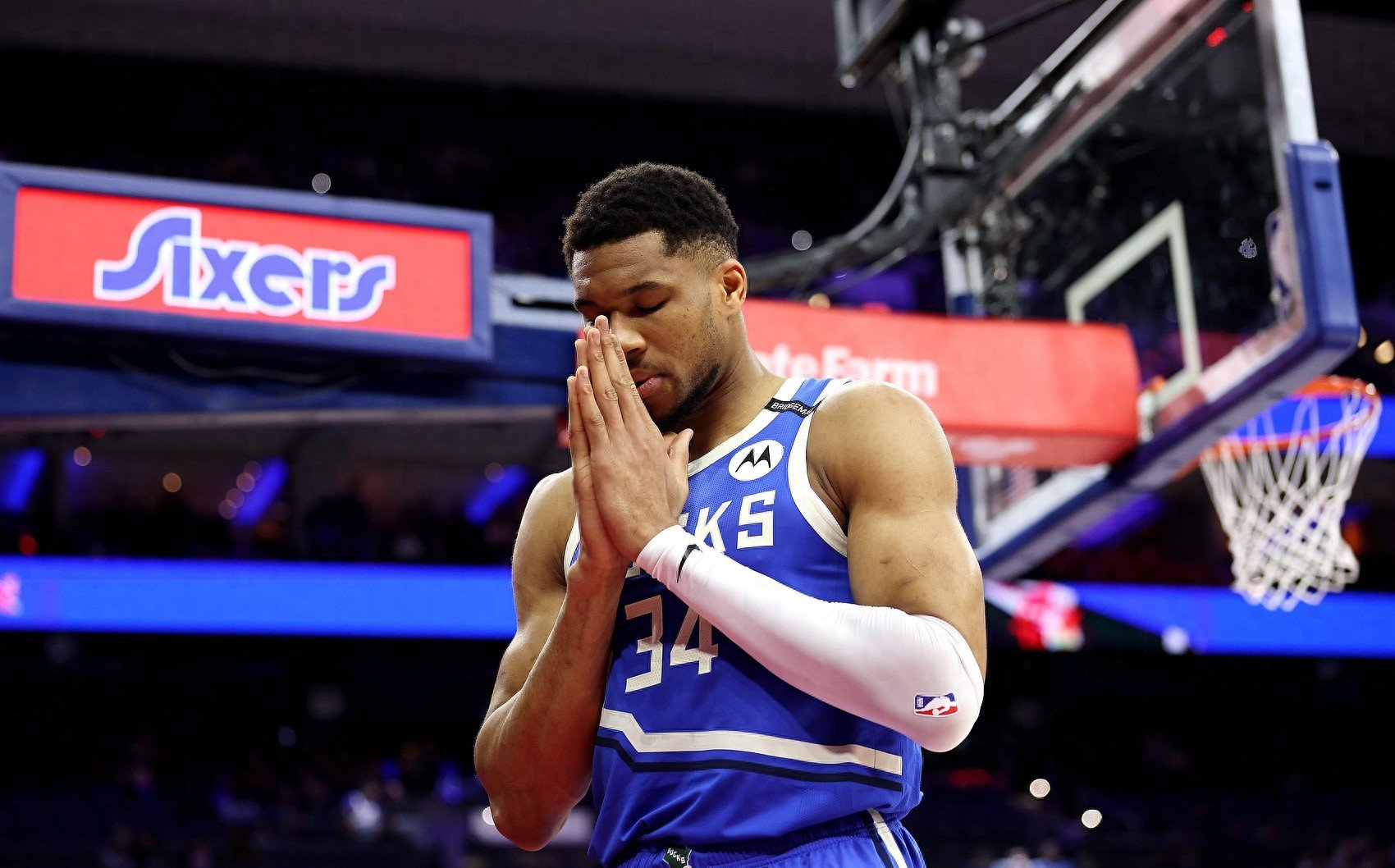 关于雄鹿轻松取胜独行侠,字母哥单场砍下35分的信息 关于雄鹿轻松取胜独行侠,字母哥单场砍下35分的信息